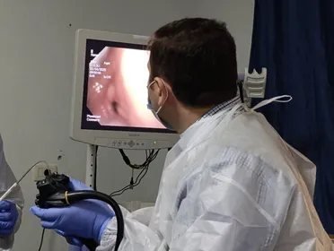 مشفى حمص الجامعي يقدم 80 خدمة طبية شهرياً رغم التحديات الفنية ونقص الكوادر