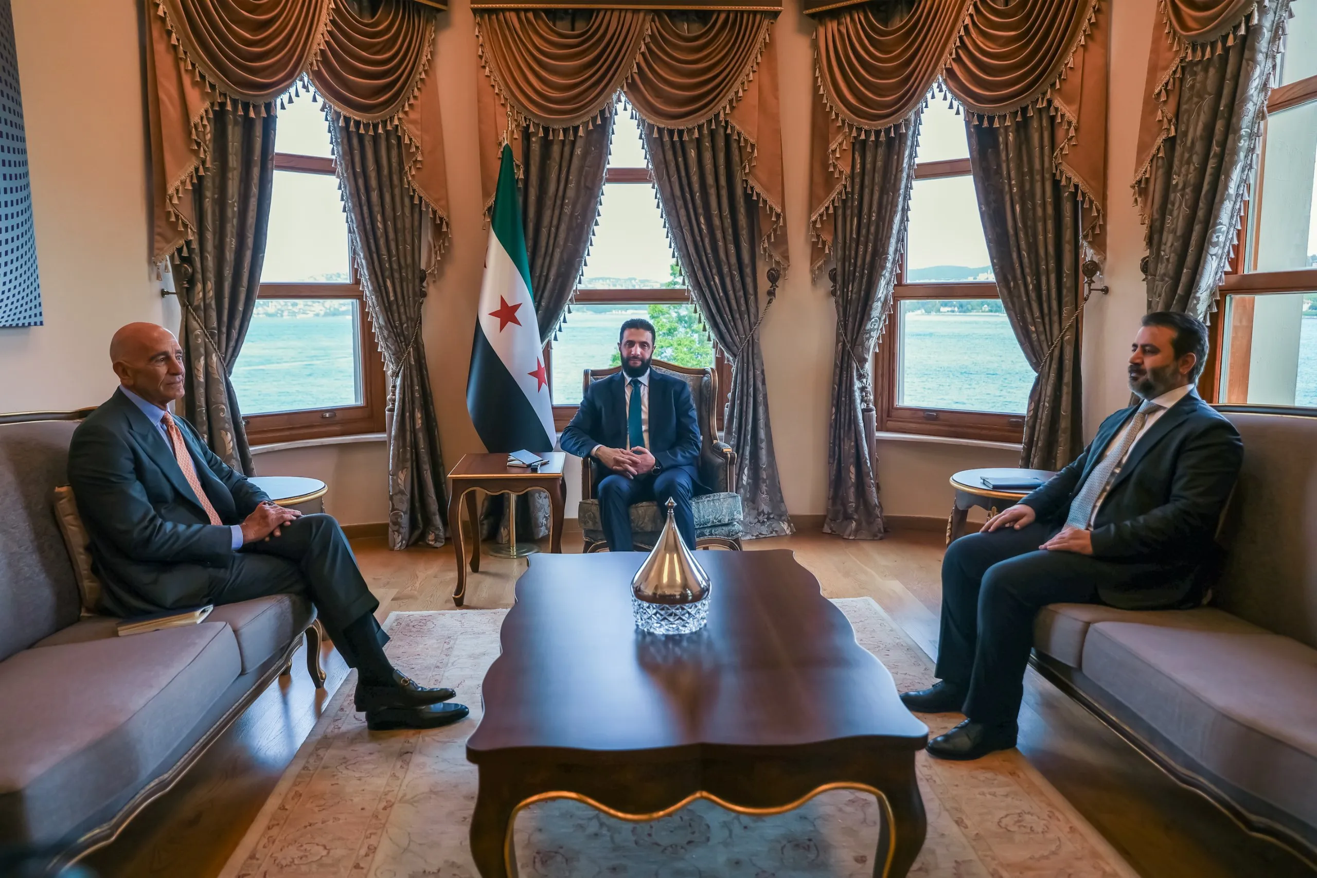 بيان يوضح تفاصيل لقاء "الشرع" بالمبعوث الأمريكي في إسطنبول