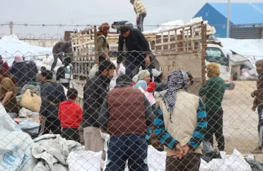 وفد حكومي سوري يزور مخيم "الهول" برفقة التحالف الدولي لبحث ملف عودة النازحين إلى مناطقهم 