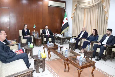 وزارة الأشغال العامة تبحث مع منظمة العفو الدولية ضمانات السكن والعدالة في مشاريع الإعمار