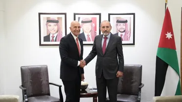 الصفدي يلتقي باراك ويؤكد دعم سوريا واستقرارها أساس لأمن المنطقة ورفع العقوبات خطوة محورية