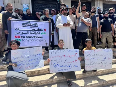 "لا للعقوبات".. احتجاجات شعبية في حماة ترفض العقوبات على قادة الجيش السوري الجديد