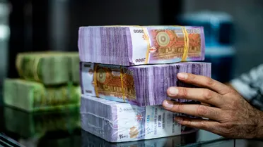 بعد الهروب نحو الدولار.. السوريون يدّخرون الليرة ترقّبًا لعائدات الانفراج