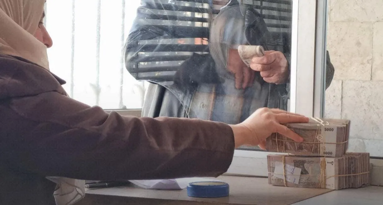 وزير المالية يؤكد تضمين المنحة في الرواتب وصرفها قبل عيد الأضحى