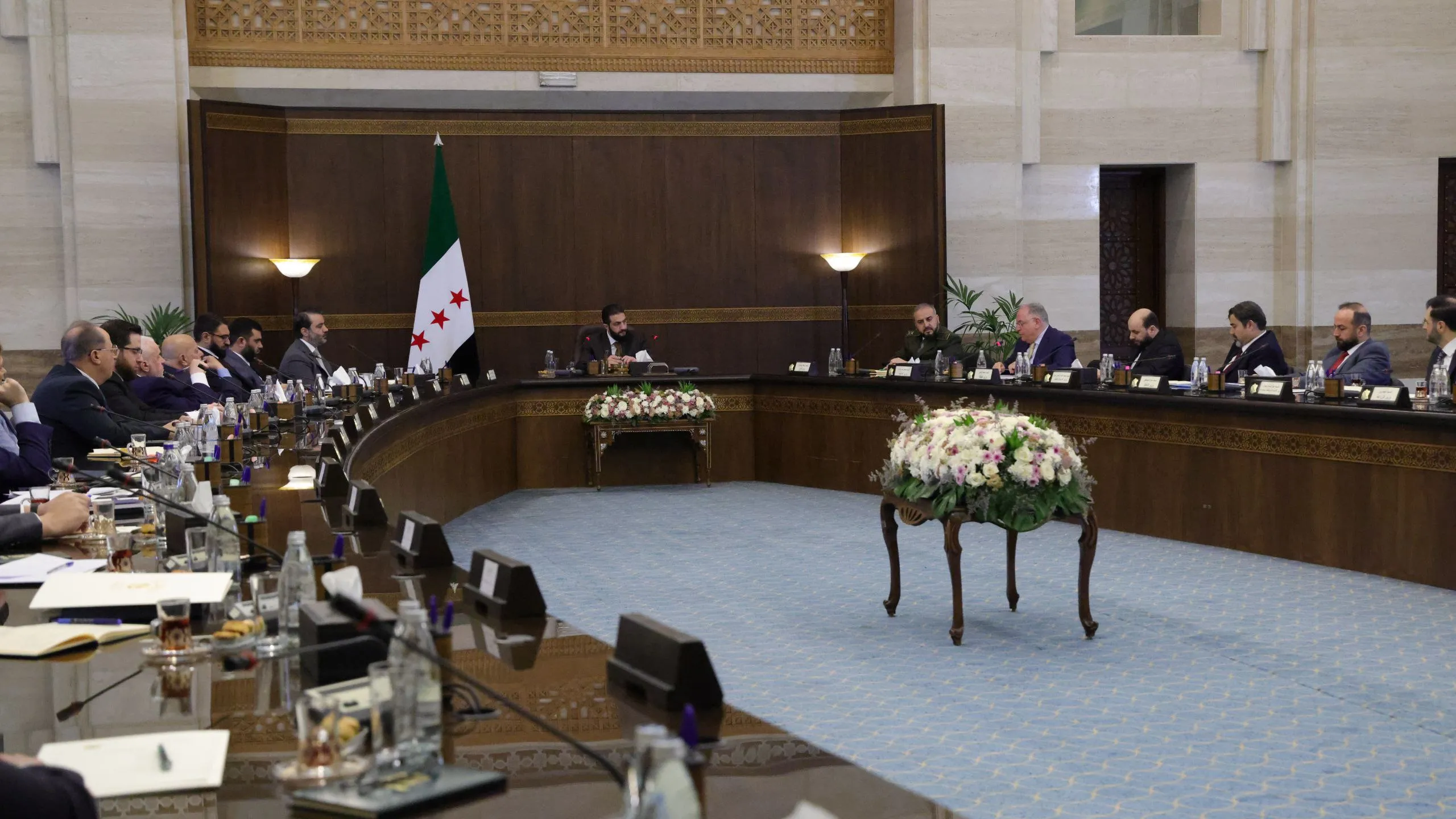 الرئيس الشرع يصدر مراسيم تنظيمية وهيكلية تشمل تعيينات جديدة وتطوير آليات الإدارة العامة