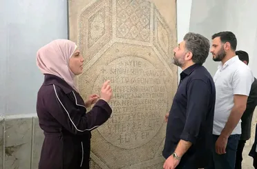 وزير الثقافة يتفقد المعالم الثقافية والتاريخية في معرة النعمان بإدلب