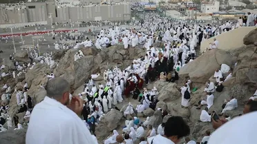 حجاج بيت الله الحرام يتوافدون على مشعر "منى" لأداء يوم التروية انطلاقاً لمناسك حج 1446هـ