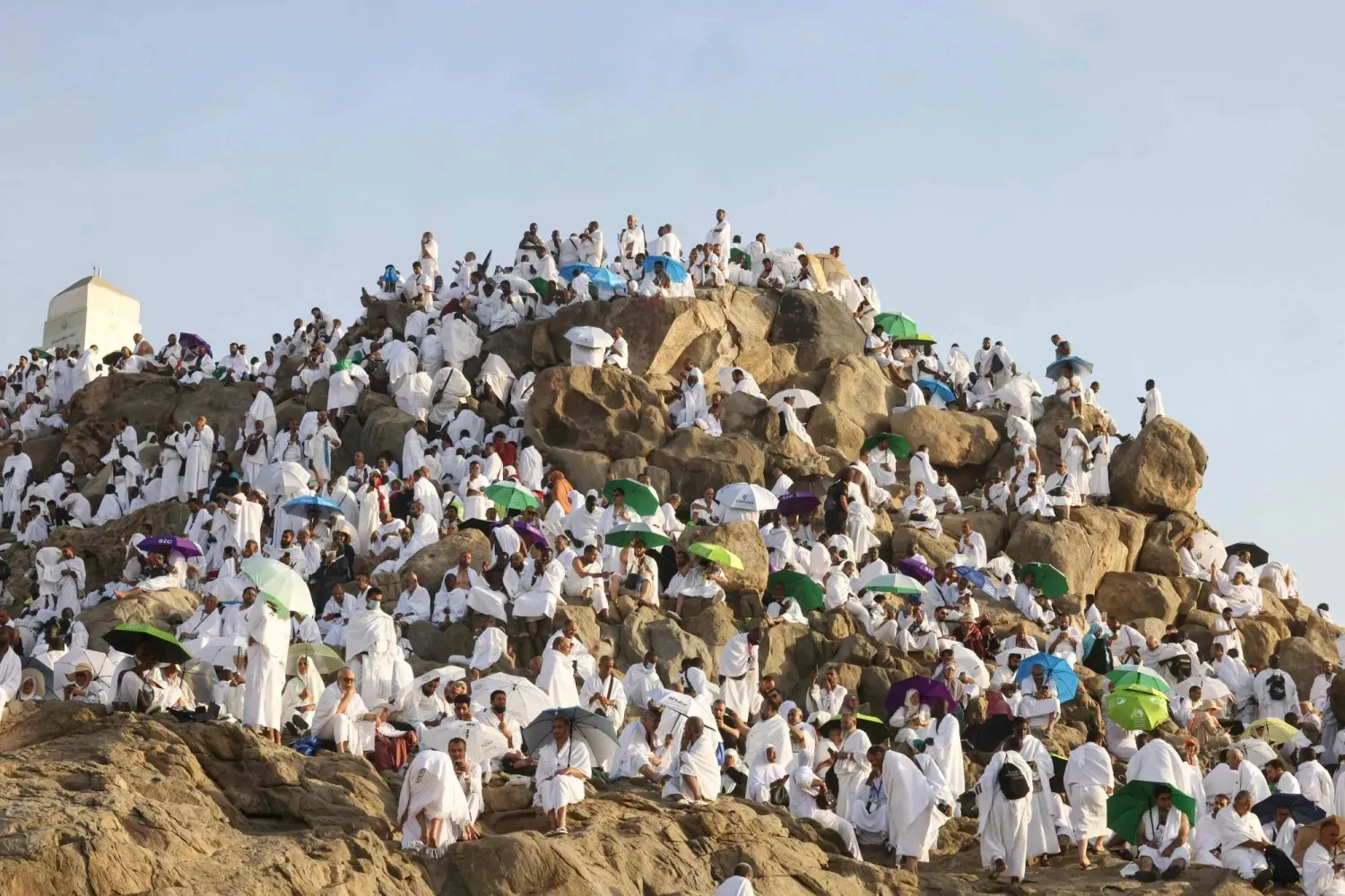 حجاج بيت الله يتوافدون إلى عرفات لأداء الركن الأعظم وسط إجراءات تنظيمية مشددة