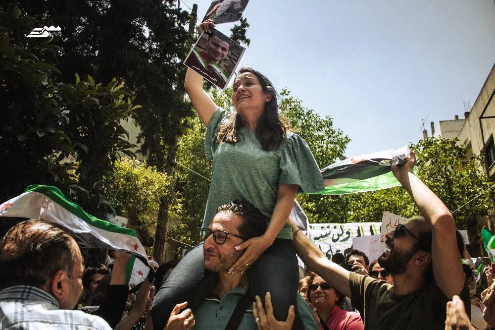 وعد الخطيب تعود إلى مصياف بعد 13 عامًا من الغياب القسري: حكاية الثورة في فيلم وذاكرة