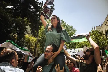 وعد الخطيب تعود إلى مصياف بعد 13 عامًا من الغياب القسري: حكاية الثورة في فيلم وذاكرة