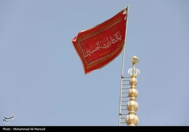 راية الدم فوق قم.. رفع العلم الأحمر في إيران يعلن عهد الثأر المفتوح