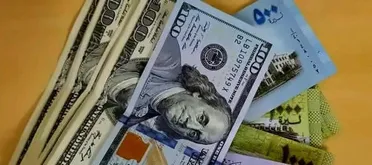 الليرة السورية تتراجع أمام الدولار وسط استمرار الفجوة بين السوق والمصرف المركزي