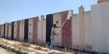مجلس مدينة درعا يطلق حملة لإزالة الرموز والشعارات المرتبطة بالنظام البائد