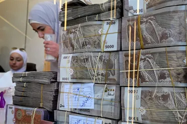 رغم الاستقرار في النشرة الرسمية.. الدولار يتجاوز 10 ألف ليرة سورية في السوق المحلية