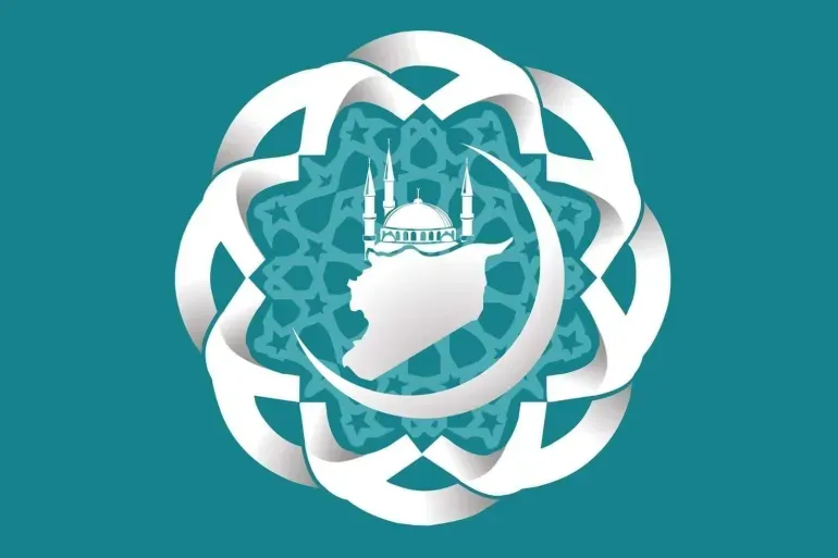 حلّ المجلس الإسلامي السوري يشعل جدلاً واسعاً: مخاوف من احتواء المرجعيات الدينية وتحجيم المجتمع الأهلي