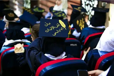 آباء في زمن الحرب: صناع الأمل الذين حملوا بناتهم إلى المستقبل
