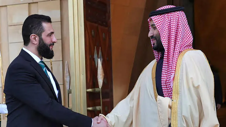 ولي العهد السعودي يجري اتصالاً هاتفياً مع الرئيس الشرع ويؤكد دعم سوريا ورفض الاعتداءات الإسرائيلية