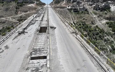 الخوذ البيضاء تطلق مشروع إعادة تأهيل جسر الرستن بدعم أممي