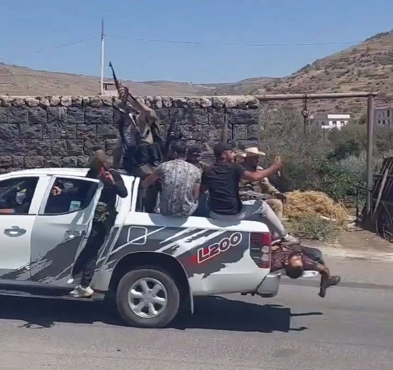 ذبح وقتل وتشريد ونهب: ميليشيات الهجري تكرر انتهاكات نظام الأسد بريف السويداء