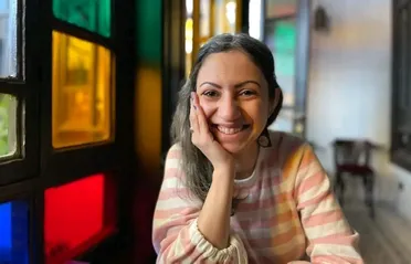الاعتداء على زينة شهلا يثير موجة غضب: انتهاك صارخ لحرية التعبير في سوريا ما بعد الأسد