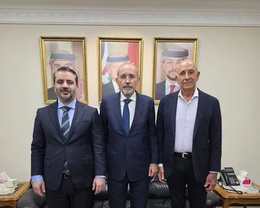 دعا إلى نزع السلاح والحوار.. براك يحذر من تقويض الحكومة السورية الناشئة