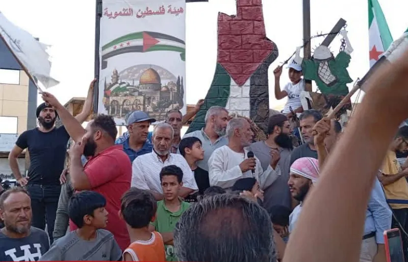فلسطينيو سوريا ينظمون وقفات احتجاجية تنديدًا بالغارات الإسرائيلية على دمشق وغزة