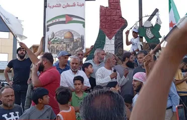 فلسطينيو سوريا ينظمون وقفات احتجاجية تنديدًا بالغارات الإسرائيلية على دمشق وغزة