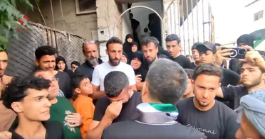 أم تودع ابنها وشاب يتعرف على ابن عمه الأسير من خلال فيديو.. صور مؤلمة من الأحداث الأخيرة في سوريا