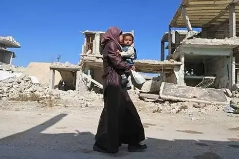 الأمية في زمن الحرب: معاناة مضاعفة وعوائق تُعيق حقوق المرأة وتفاقم تهميشها