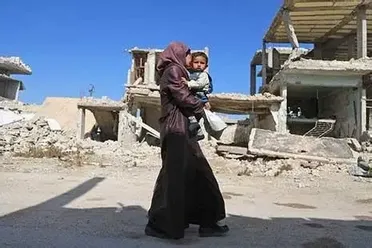 الأمية في زمن الحرب: معاناة مضاعفة وعوائق تُعيق حقوق المرأة وتفاقم تهميشها