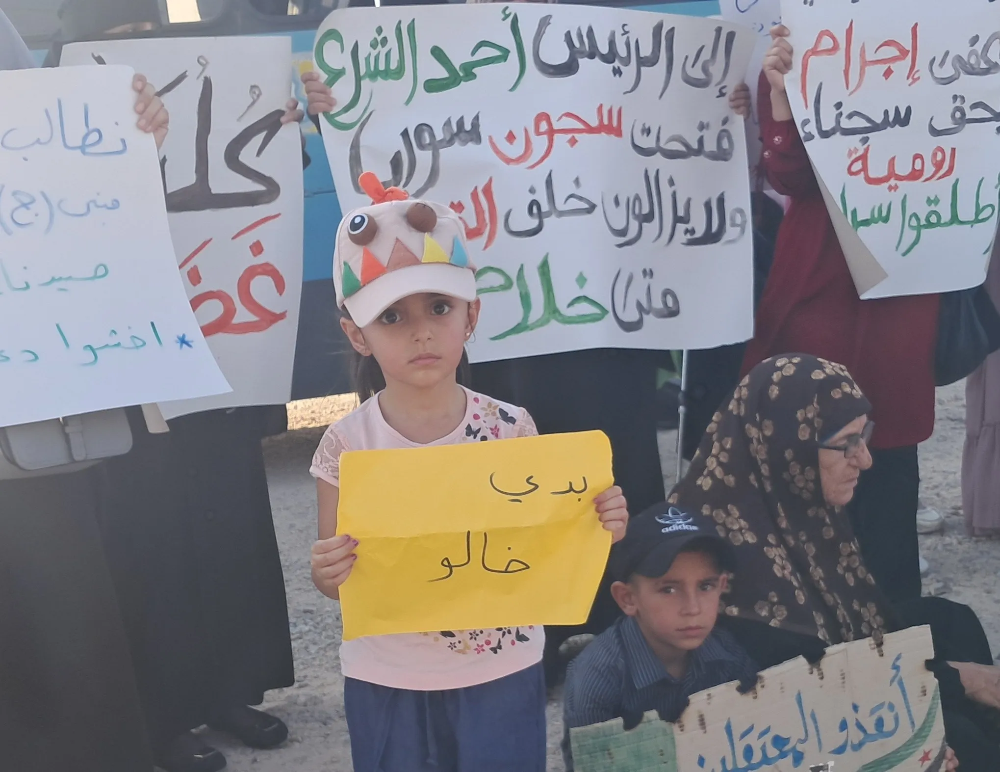 وقفة احتجاجية صامتة أمام معبر جوسية للمطالبة بالمعتقلين في سجن رومية