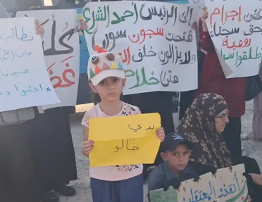 وقفة احتجاجية صامتة أمام معبر جوسية للمطالبة بالمعتقلين في سجن رومية