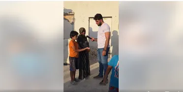سيدة سورية تعمل في مهنة شاقة لإعالة أطفالها في ريف إدلب الجنوبي