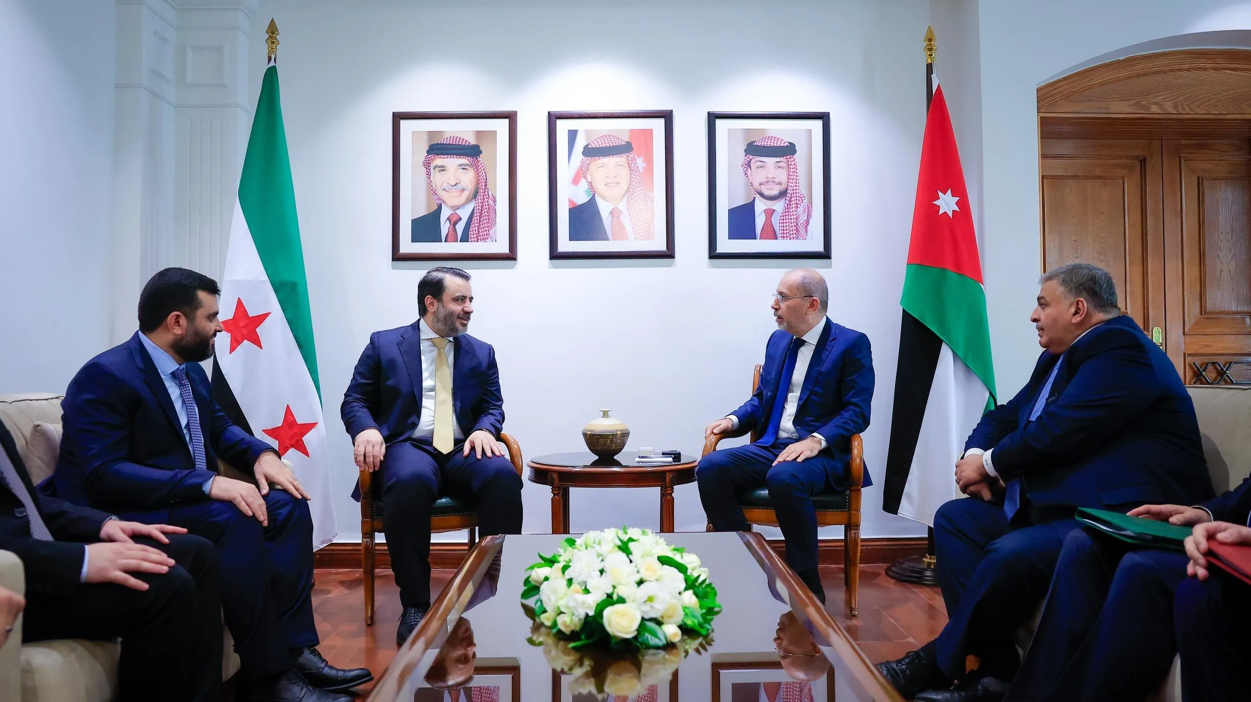 قبيل الاجتماع الثلاثي حول الملف السوري .. وزير الخارجية يلتقي نظيره الأردني في عمّان