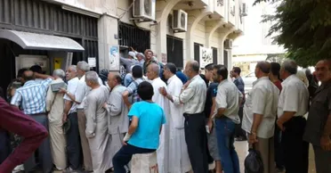 معاناة المتقاعدين السوريين في قبض رواتبهم الشهرية: انتظار مرهق وإجراءات مجهدة