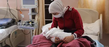 بين الخيمة ووصايا الطبيبة: حوامل في شمال غربي سوريا بين نصائح الغذاء وواقع العجز