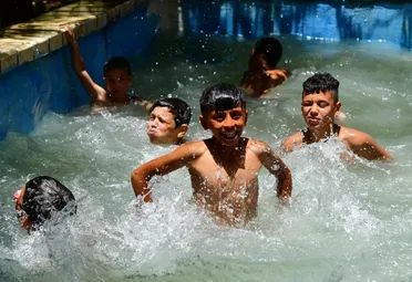  المسابح في ظل الحرارة الشديدة متاحة لميسوري الحال وممنوعة للفقراء