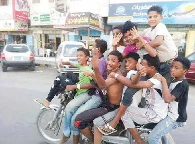 أطفال على مقود الدراجات النارية: بين ضرورات الحياة اليومية ومخاطر الحوادث المميتة