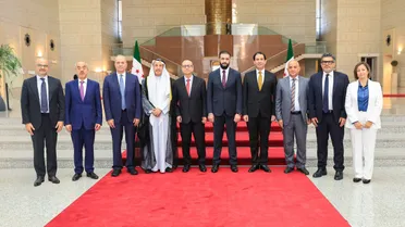 وزير الإعلام الأردني الأسبق سميح المعايطة يقف يمين الرئيس السوري احمد الشرع