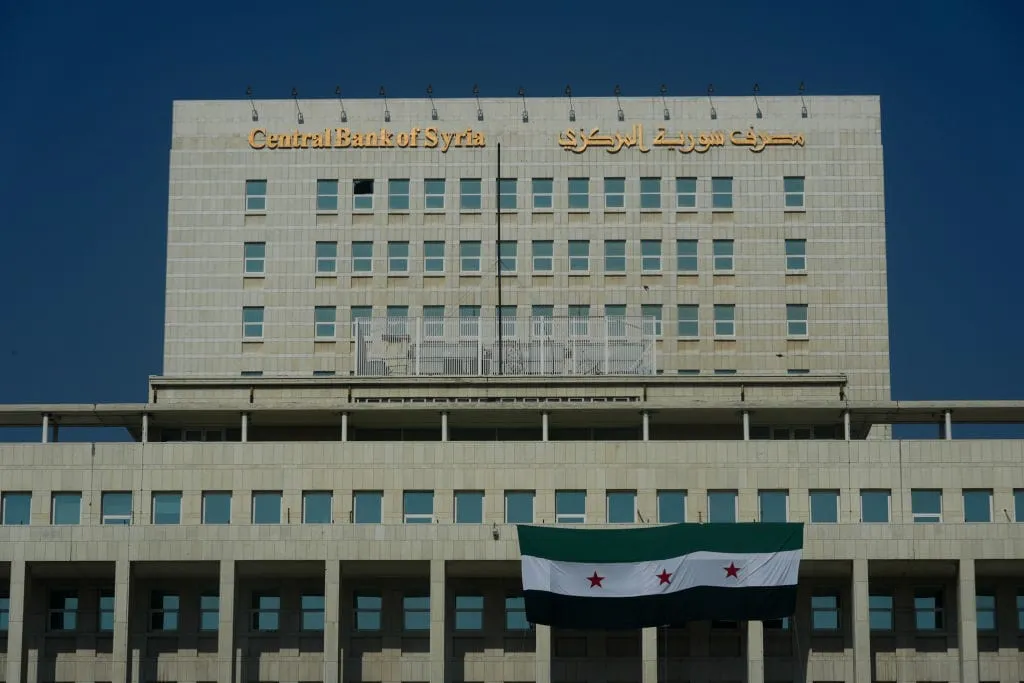 حاكم "المركزي السوري" يكشف خطة شاملة للإصلاح النقدي وإطلاق العملة الجديدة