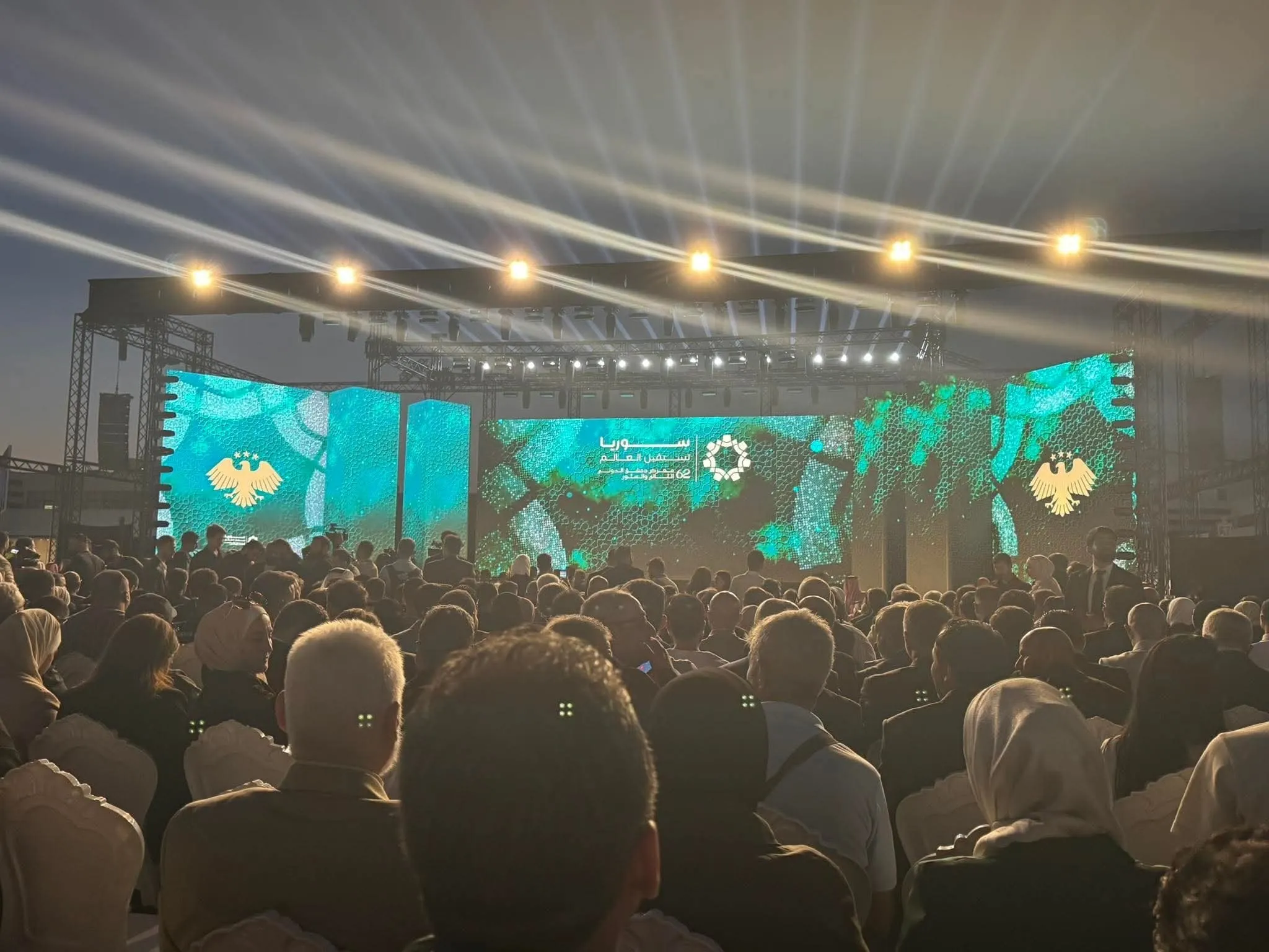 موالو نظام الأسد يتبعون نهج التطبيل مع الحكومة الجديدة ويغضبون الثائرين