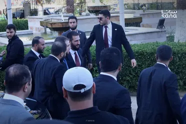 بعد حمص.. الرئيس "الشرع" يصل إلى "أم الفداء" وأهالي حماة يستقبلونه بذبح سبعة جمال