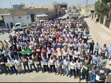 معلمو شمال حلب يتظاهرون للمطالبة برواتبهم والتثبيت.. والتربية ترد بتطمينات