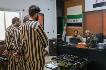 قوى الأمن الداخلي تضبط عصابة تنتحل صفة أمنية وتروّج المخدرات في حمص
