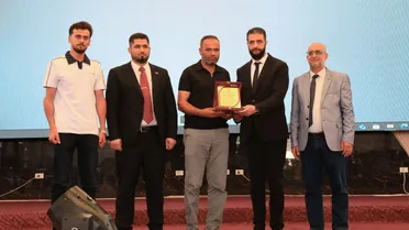 لحظة مؤثرة في إدلب: الرئيس يكرم والد الشهيد وسط حفل التخرج