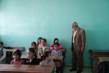 بعد أكثر من عقد على الإقصاء.. 17 ألف معلم يستعيدون موقعهم في العملية التعليمية