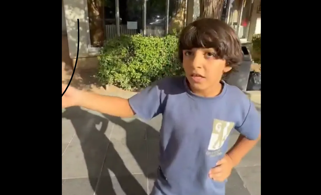 عمر من القامشلي.. طفل يواجه آثار الحرب بابتسامة وأمل في المستقبل