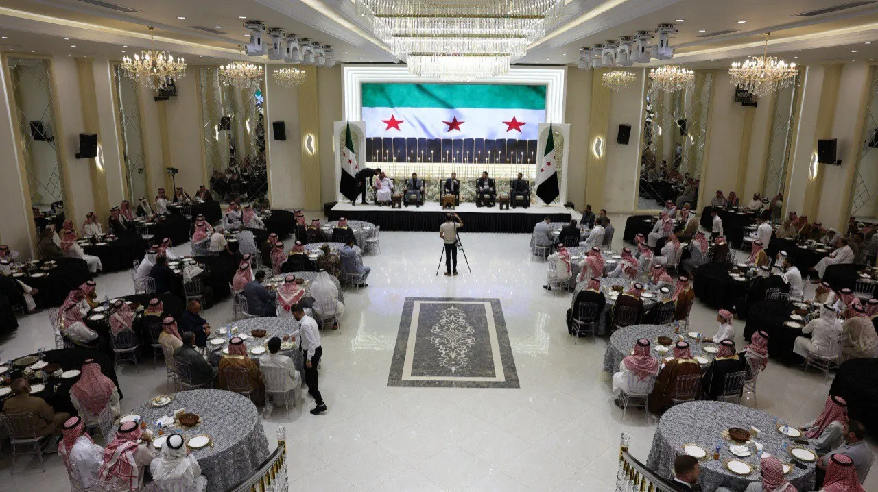 محافظ حماة يستقبل شيوخ وممثلي القبائل والعشائر لتعزيز التواصل مع المكوّن العربي الأصيل
