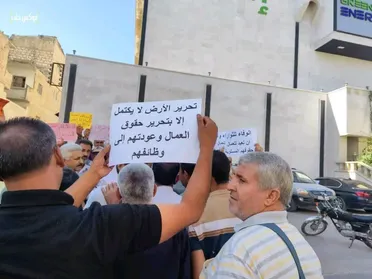 موظفو كهرباء إدلب يواصلون احتجاجاتهم للمطالبة بإنصافهم وعودتهم إلى العمل