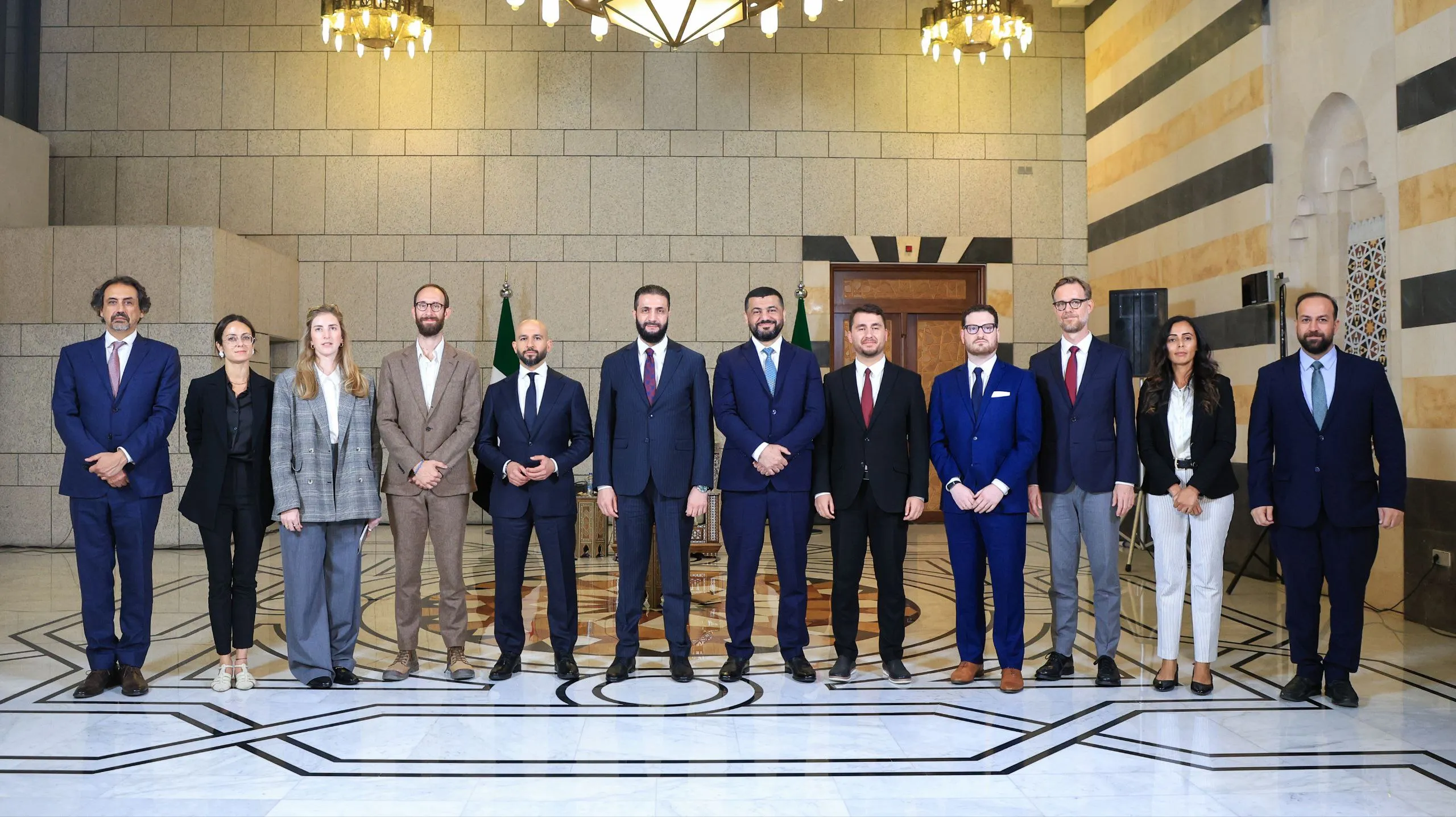 الرئيس أحمد الشرع يلتقي وفدًا بحثيًا وإعلاميًا في جلسة حوار موسعة